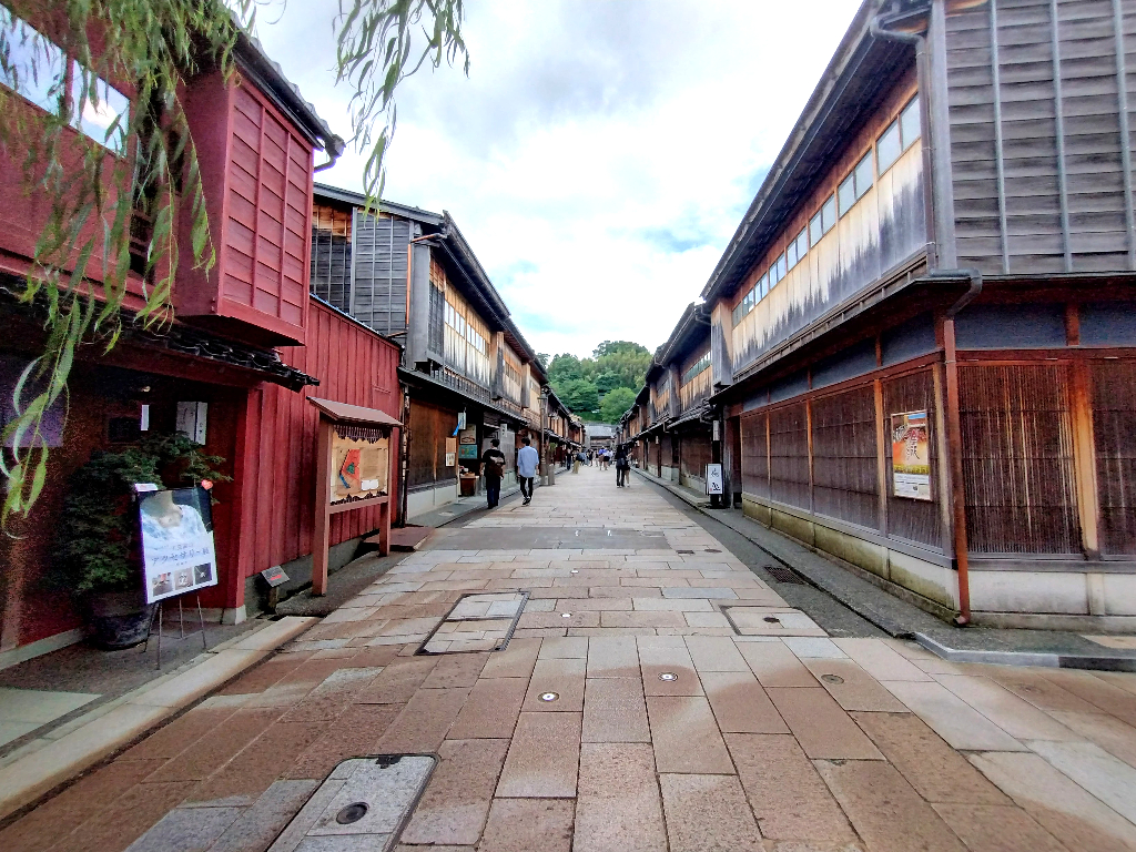 Higashi Chaya District, Main Street